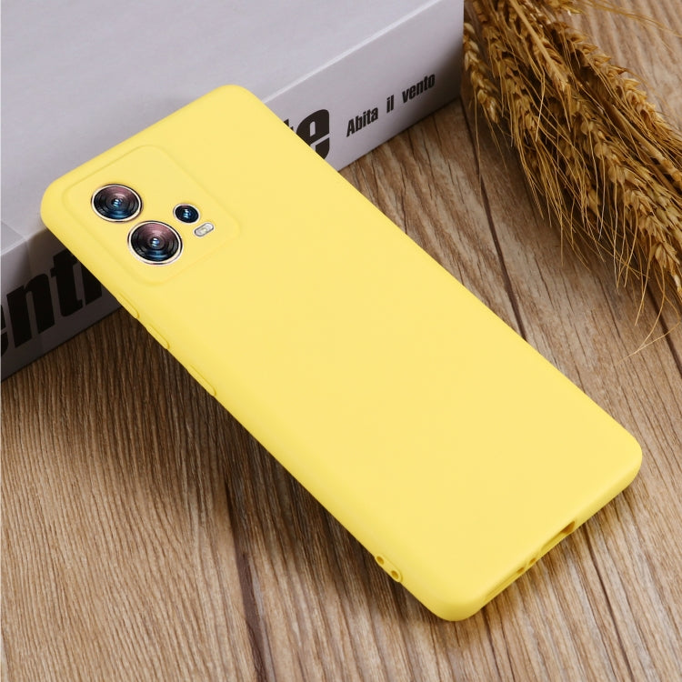For Motorola Edge 30 Fusion / S30 Pro Pure Color Liquid Silicone Shockproof Phone Case(Yellow) by buy2fix