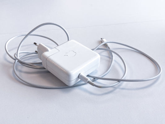 Samsung Galaxy S23 USB-C charging port close-up for diagnosis guide