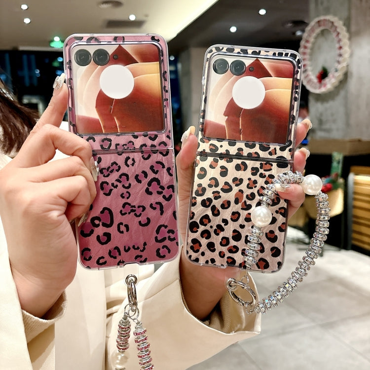 For Motorola Razr 50 Ultra Feather Leopard Pattern Integrated Phone Case with Bracelet(Brown) by buy2fix